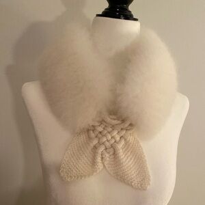 Fluffy Off White full wool Collar.